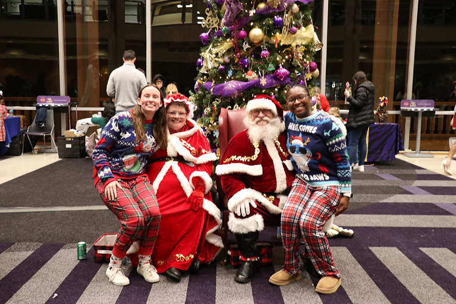 students with Santa and Mrs. Claus